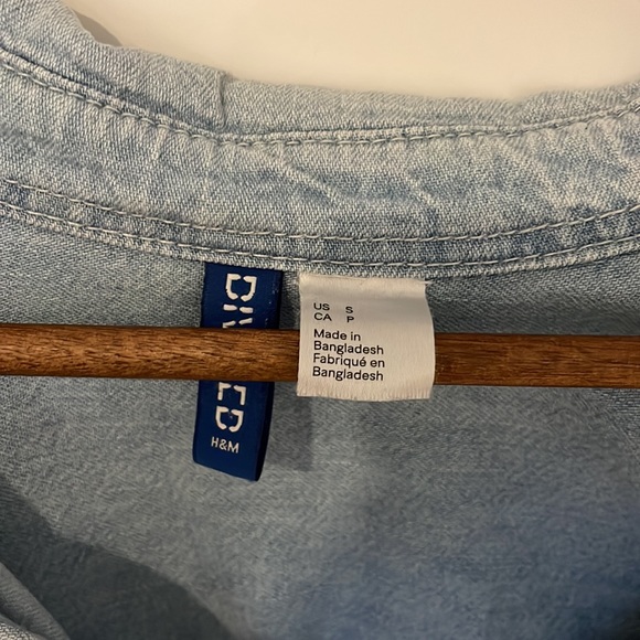 H&M short sleeve button down - Picture 3 of 3